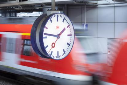 Uhr auf einem Bahnsteig im Bahnhof Düsseldorf Flughafen