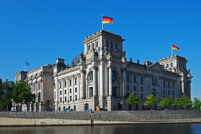 Außenansicht des Reichtagsgebäudes in Berlin (Sitz des Deutschen Bundestags)