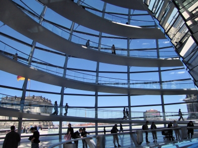 Innenansicht der begehbaren Glaskuppel im Reichstag Berlin