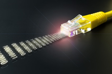 Stecker eines Netzwerkkabels, daneben Symbol für binären Datenfluss